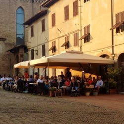 Locanda di Sant'agostino - I tavoli su piazza Sant'Agostino, al tramonto