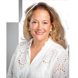 Jenn Bonk, Realtor with Cummings - New headshot