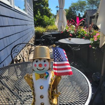 Compass Rose Coffee & Creamery - Outside Patio area off Shore Road - Gelato Near Me - Ogunquit, Maine Compass Rose Coffee & Creamery - Outside Patio area off Shore Road - Gelato Near Me - Ogunquit, Maine