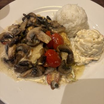 Kaleis - Ono with tomatoes and mushrooms - Hawaiian Near Me - Lahaina, Hawaii Kaleis - Ono with tomatoes and mushrooms - Hawaiian Near Me - Lahaina, Hawaii