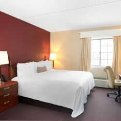 Fireside Inn & Suites - King Bed Accessible Room 103