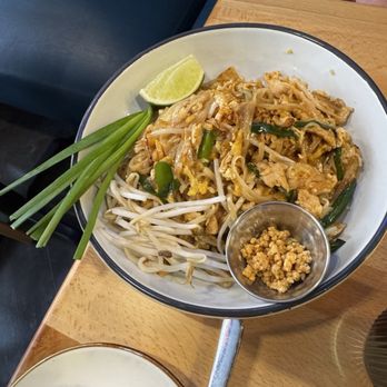 Dara - Chicken Pad Tai - Thai Near Me - Philadelphia, Pennsylvania