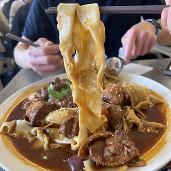 LAN Noodle - Big plate of chicken with wide flat noodles - Chinese Near Me - Arcadia, California LAN Noodle - Big plate of chicken with wide flat noodles - Chinese Near Me - Arcadia, California