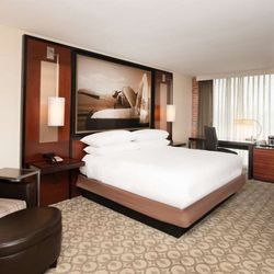 DoubleTree by Hilton Hotel & Suites Charleston Airport - Guest room