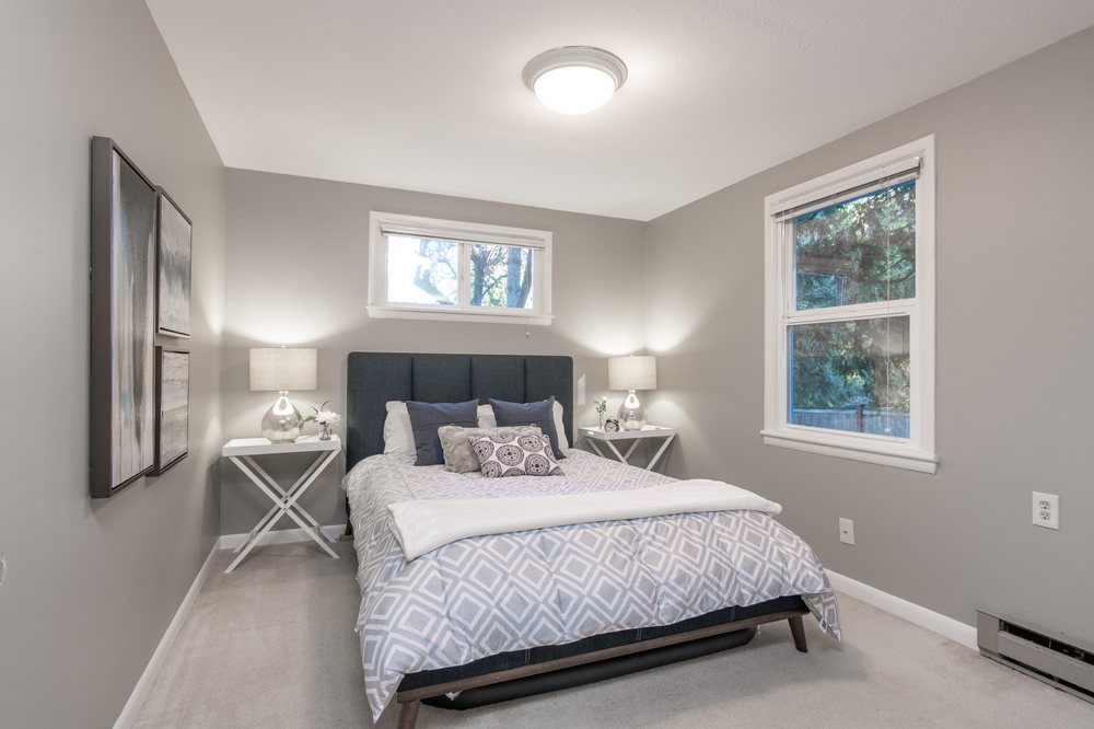 Slide of Estafette Services