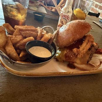 Overland Restaurant & Pub - Valley Burger - Pubs Near Me - Gardnerville, Nevada