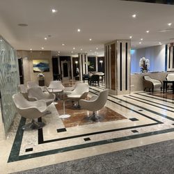Nash Airport Hotel - Sitting area in lobby