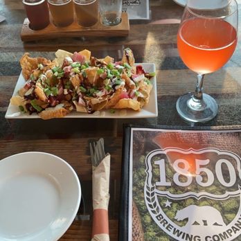 1850 Restaurant - Ahi Nachos & hard kombucha and beer flight - American Near Me - Mariposa, California