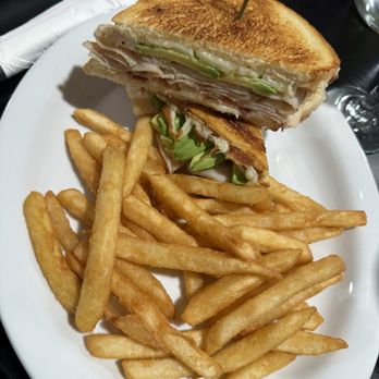AH HUEVO! - Turkey bacon avocado sandwich and fries - Breakfast & Brunch Near Me - Modesto, California AH HUEVO! - Turkey bacon avocado sandwich and fries - Breakfast & Brunch Near Me - Modesto, California