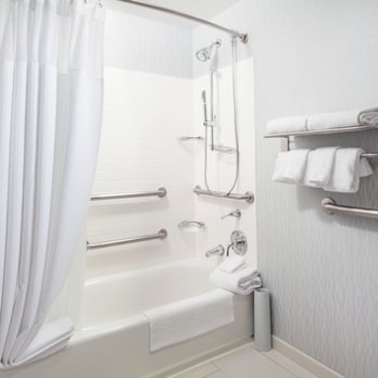 SpringHill Suites by Marriott Chicago Downtown/River North - Accessible Suite Bathroom with Bathtubs - Hotels Near Me - Chicago, Illinois SpringHill Suites by Marriott Chicago Downtown/River North - Accessible Suite Bathroom with Bathtubs - Hotels Near Me - Chicago, Illinois