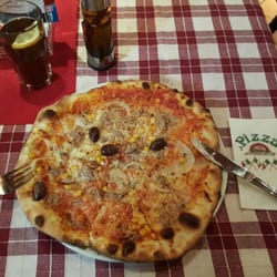 Pizzeria Venezia - Pizza Thunfisch, schwarze Oliven und Zwiebeln