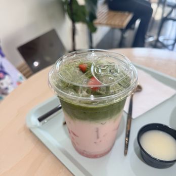 Deluna Dessert Cafe - Strawberrry matcha - Bubble Tea Near Me - Sacramento, California