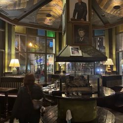 Kieran's Irish Pub - Finding a table.