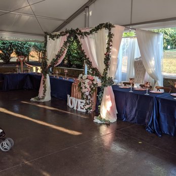 Dara's Garden - Bride/Groom and wedding party seating - Venues & Event Spaces Near Me - Knoxville, Tennessee