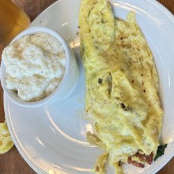 Daybreak Cafe - Spinach and ham omelette with grits