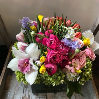 Flores Mantilla - Florists Near Me - Marblehead, Massachusetts