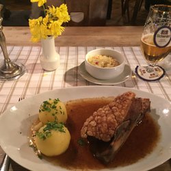 Zum Kreuzstein - Schäufele mit Klößen und Sauerkraut.