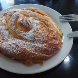 De Angela - Ensaimada rellena de crema