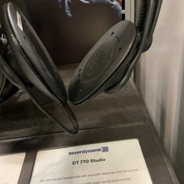 Missing earcups. Missing earcups.