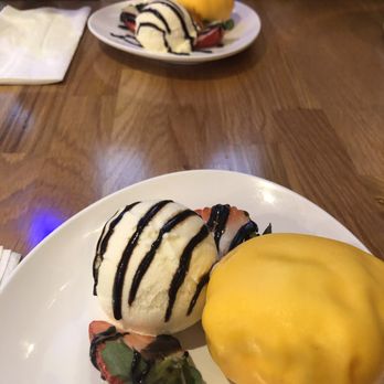 Zoé - Mango pancake with ice cream - Desserts Near Me - Montreal, Quebec Zoé - Mango pancake with ice cream - Desserts Near Me - Montreal, Quebec