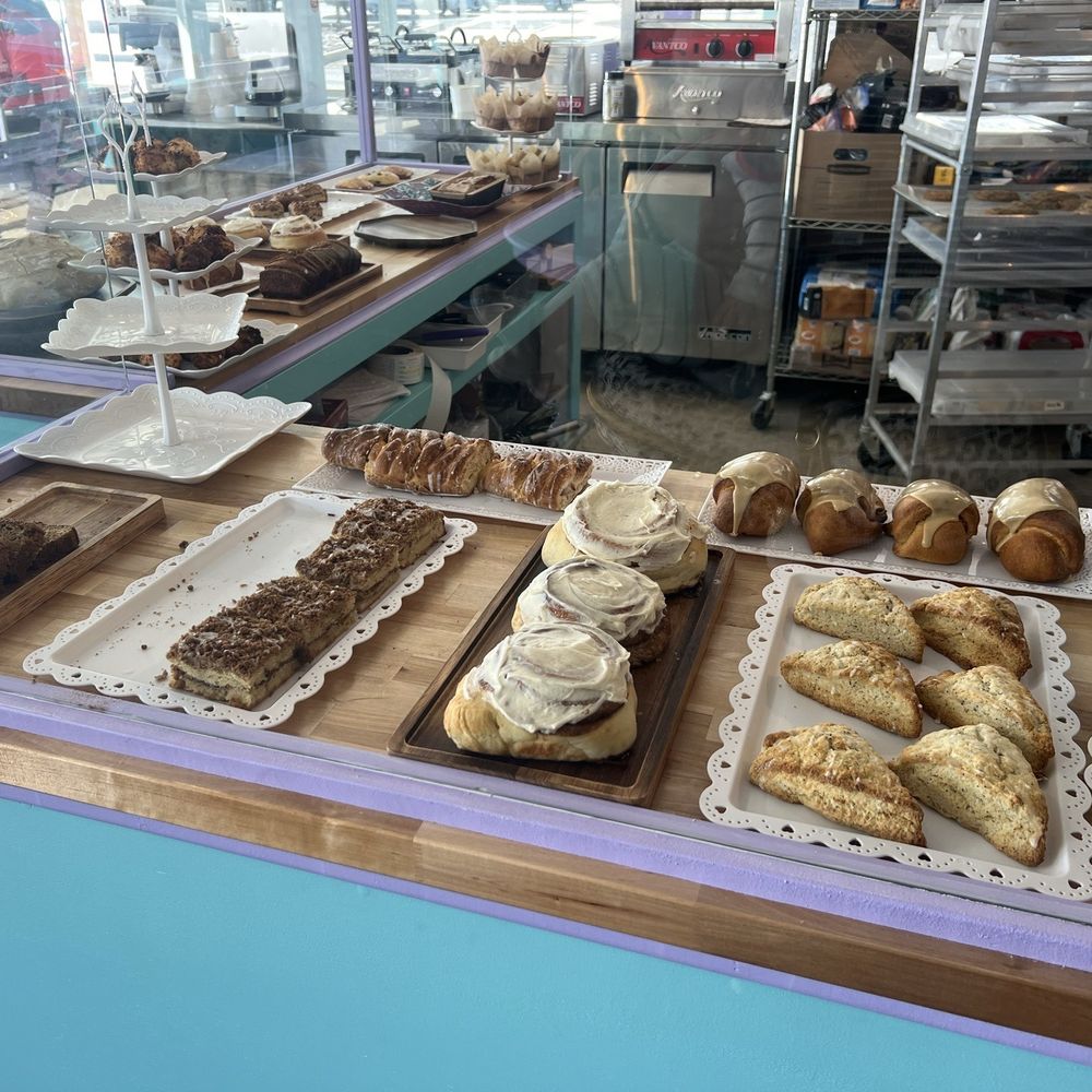 21st Amendment Creamery and Bakery - Pastry case - Ice Cream & Frozen Yogurt Near Me - Apple Valley, California