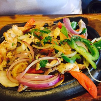 La Piñata - shrimp, chicken and beef fajitas mostly veggies though but still a good plate of food - Mexican Near Me - Pittsburg, California