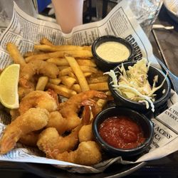 Bubba Gump - Fried shrimp and fries