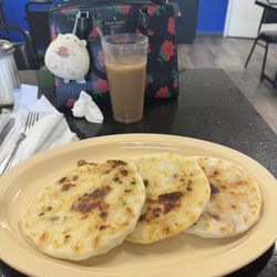 Saborcito Guanaco - Pupusas (revueltas, queso con loroco, queso con jalapeno)