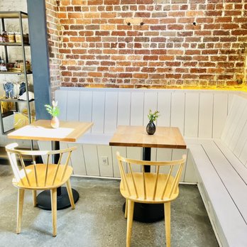 Off Track Ice Cream - Clean tables~ ready for next set of customers! - Ice Cream & Frozen Yogurt Near Me - Charleston, South Carolina