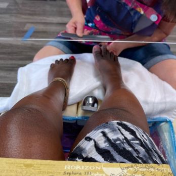 DJ Nails & Spa - Filing off the gel and prepping for a gel pedicure - Nail Salons Near Me - South Pasadena, California