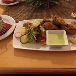 Brasserie Im Glockenhof - Frittierte Hühnerbeine, Avocadodip dazu gebacken Kochbanane