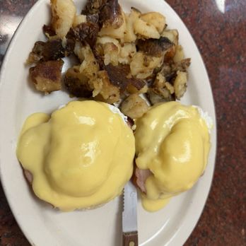 The Gem Eatery - Eggs Benedict with home fries - Breakfast & Brunch Near Me - Margate, Florida The Gem Eatery - Eggs Benedict with home fries - Breakfast & Brunch Near Me - Margate, Florida