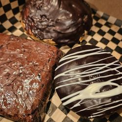 Chickadee Bakeshop - Brownie, Snackin' Cupcake & Boston Cream Croissant