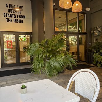 Carrot Express - Outside patio - Salad Near Me - Coconut Grove, Florida