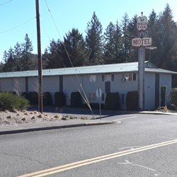 Red Fox Motel - Front of motel from the street.