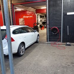 Martinez Tires Los Panchitos - Busy shop..