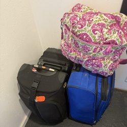 Island Locker Life - Luggage in room