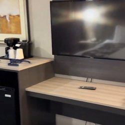 La Quinta by Wyndham Gainesville - Good size tv with fridge and microwave