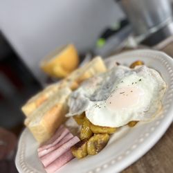 Dulce Aroma’s Cafe - El Criollito