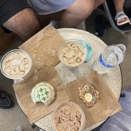 Iced coffees and pan Iced coffees and pan