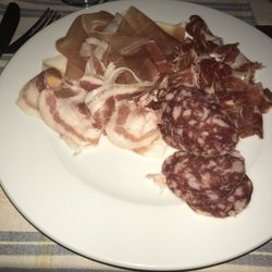 Osteria Vicolo Carceri - Salumi molto buoni, lo gnocco non è il massimo a gusto personale preferisco il pane servito. cena buona, non economica vino escl sui 38€