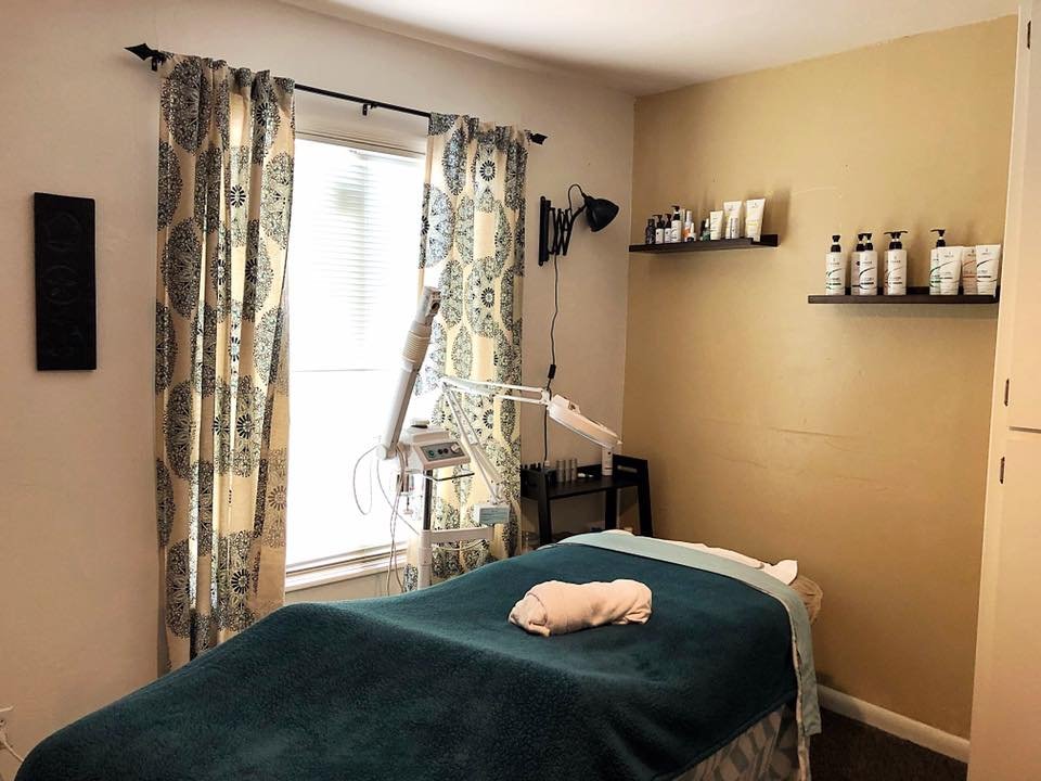 Dunbar & Lloyd Skincare by Jennifer Lloyd Logo