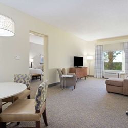 Hampton Inn & Suites Wellington - Guest room