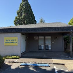 Front entrance of Dr. JF He Clinic of Acupuncture and Health at 2292 NW Kings Blvd, Corvallis.