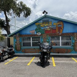 Woody's River Roo - Front of restaurant