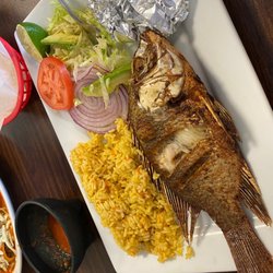 Pupuseria La Unica Y Restaurant Mexican - Pescado frito con arroz y ensalada