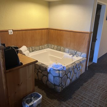 Holiday Inn The Lodge at Big Bear Lake - "Jetted tub" that shot water to ceiling on other side of the room. - Big Bear, CA