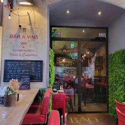 Le Bouche à l'Oreille - Bouche a oreille entrance and outside seating