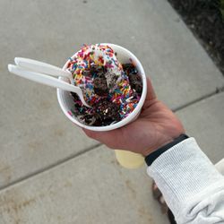 Frankfort Dairy Maid - Vanilla soft serve medium with sprinkles and Oreos