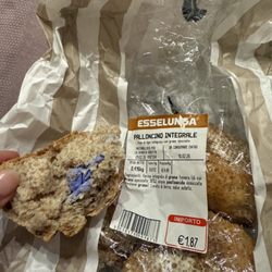 Esselunga - Guanto di plastica nell'impasto del pane